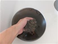 (1)乾燥ぜんまい30gを用意します。まずは、水でよく洗います。 (1)乾燥ぜんまい30gを用意します。まずは、水でよく洗います。