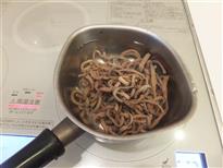 (3)沸騰直前まで、水を加熱します。お湯を切って、再度水を入れ、加熱します。 (3)沸騰直前まで、水を加熱します。お湯を切って、再度水を入れ、加熱します。