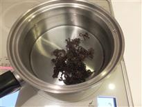 (3)鍋に水を入れ、火にかけます。 (3)鍋に水を入れ、火にかけます。