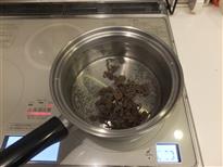 (4)沸騰する少し前(泡がぷくぷく浮いてきたら)火を止めます。 (4)沸騰する少し前(泡がぷくぷく浮いてきたら)火を止めます。