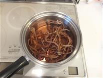 (5)そのまま一晩冷まします。翌朝(6時間後)は、こんな感じ。 (5)そのまま一晩冷まします。翌朝(6時間後)は、こんな感じ。