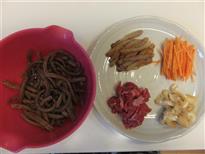 (2)材料を切る。 (2)材料を切る。