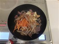 (4)肉以外の材料を入れ、炒める。 (4)肉以外の材料を入れ、炒める。