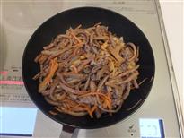 (5)戻したぜんまいを入れ、更に炒める。 (5)戻したぜんまいを入れ、更に炒める。