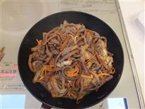 (6)砂糖・味醂・酒・だしの素を入れる。 (6)砂糖・味醂・酒・だしの素を入れる。