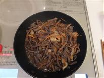 (7)醤油を入れて、水気がなくなるまで炒める。 (7)醤油を入れて、水気がなくなるまで炒める。